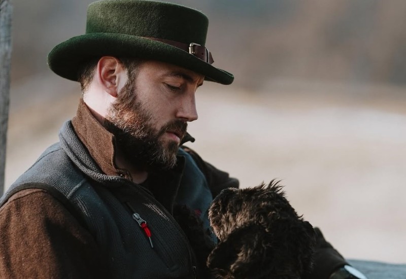 Život bez asfalta: Petar Strugar na Avali čuva konje, svinje i guske