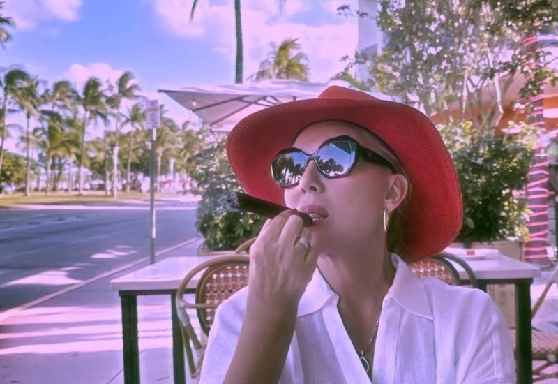 PUŠI TOMPUS I ISPIJA ŠAMPANJAC Lepa Brena uživa u Majamiju!