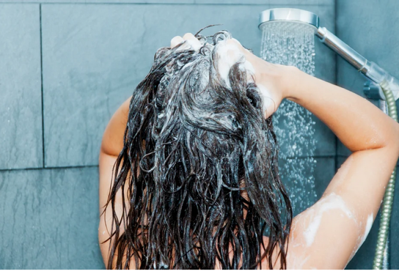 Ispirate kosu hladnom vodom? Evo odgovora je li to dobro ili ne