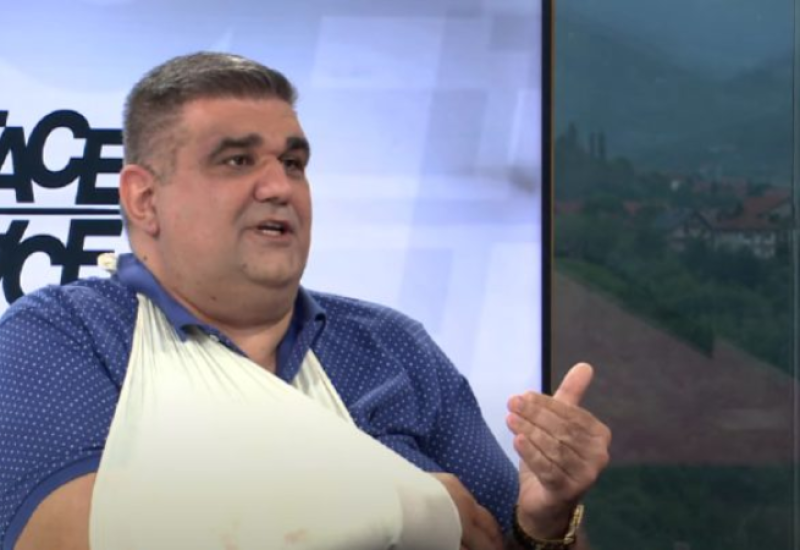 Saša Mirković sa slomljenom rukom gostovao na televizijskog emisiji: "Dok me je šutirao, vikao je da ne diram više Cecu i Acu Pejovića!"