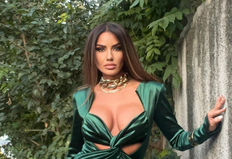 OKRENULA SE I SNIMALA TANGE KRUPNO: Sindi BEZ CENZURE snimala ono NAJVRELIJE na njoj VIDEO 18+