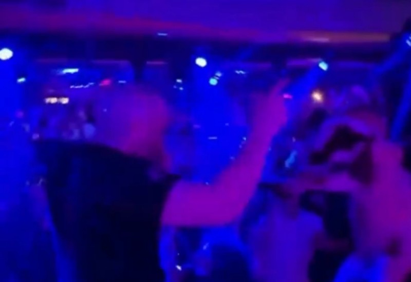 "ZLOSTAVLJANJE ŽIVOTINJE" Desingerica popeo jagnje na binu