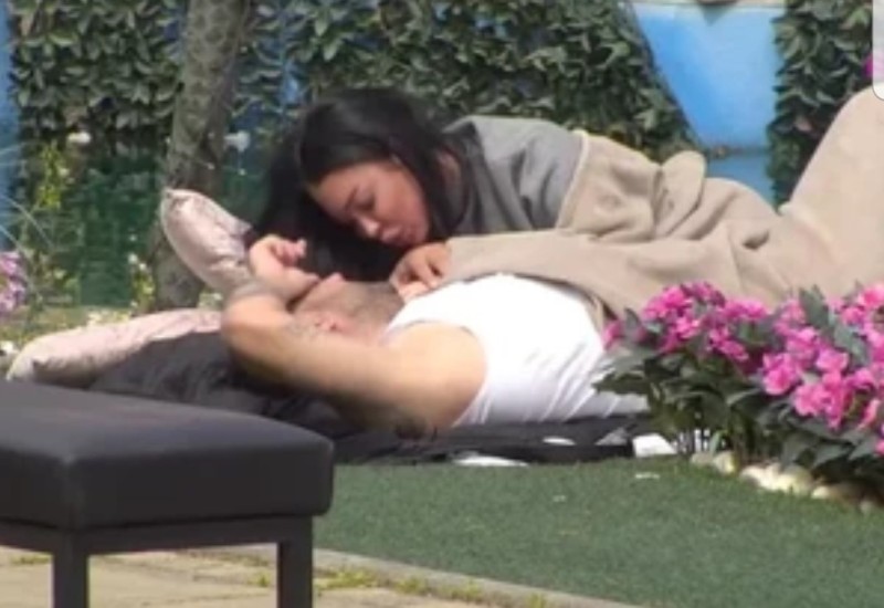 MAJA I ASMIN ZAJEDNO LEŽE NA TRAVI Nakon tuče se osamili