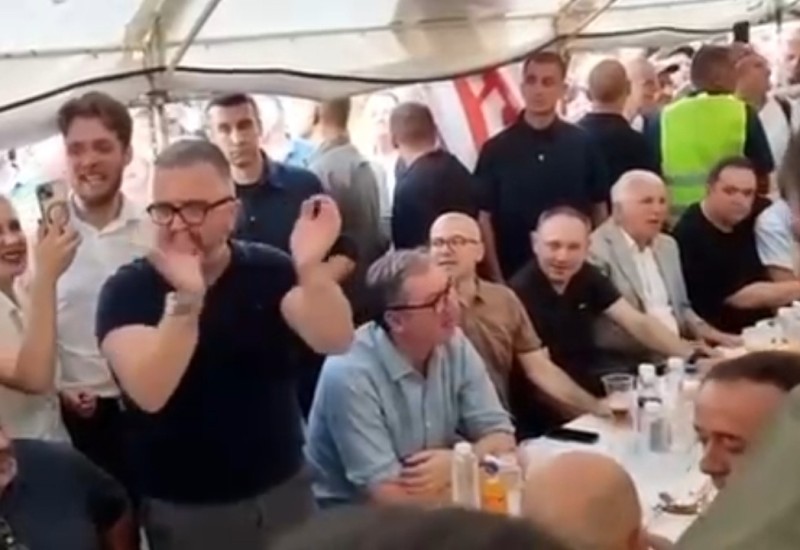 Alekandar Vučić zapjevao na skupu: "Boj se bije, bije zastava se vije"