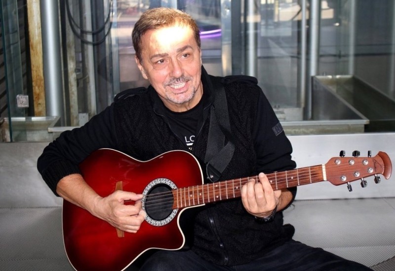 “VJERUJE DA IMA POSEBNU MOĆ!” Dragan Kojić Keba ima novi hobi, s to je grljenje drveća gdje god da stigne!